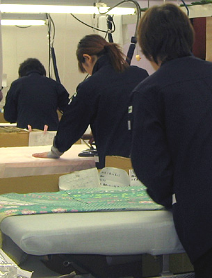仕上げの作業風景です。